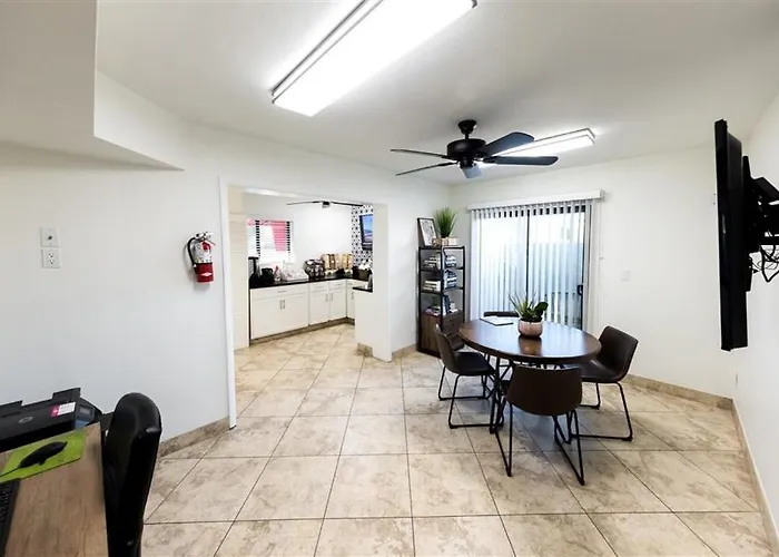 135 Fully Furnished, Amenities Galore Apartament