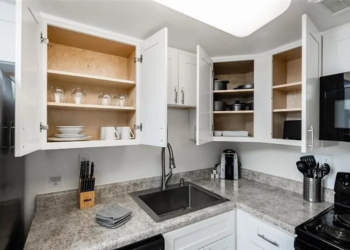 135 Fully Furnished, Amenities Galore Appartement *